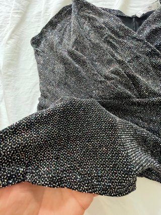 Top brillante plateado y negro