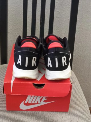Nike Air Talla 42.5 Negro/Rojo