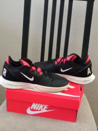 Nike Air Talla 42.5 Negro/Rojo