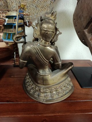 Figura bronce hindú Saraswati tocando instrumento