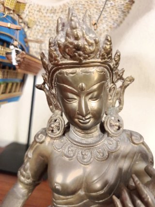 Figura bronce hindú Saraswati tocando instrumento