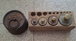 Juego de 5 pesas para balanza.