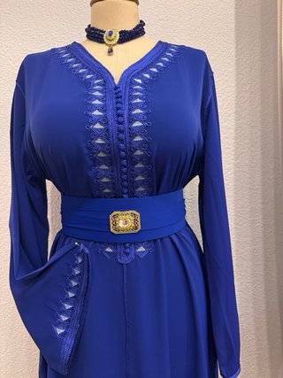 Elegante caftán marroquí con cinturón