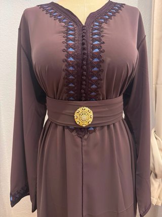 Elegante caftán marroquí con cinturón