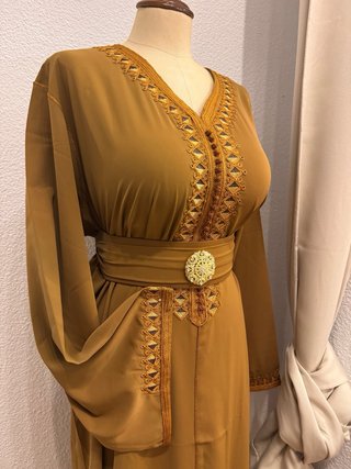 Elegante caftán marroquí con cinturón