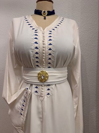 Elegante caftán marroquí con cinturón