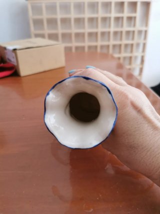 Florero de cerámica azul y blanco