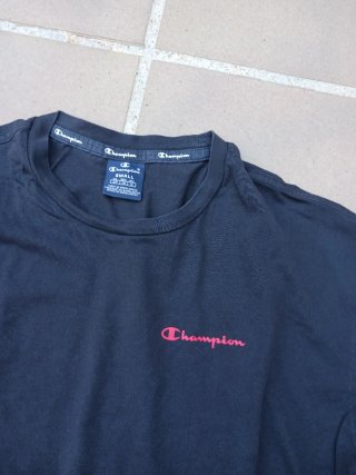 Camiseta Champion Negra Logo Rojo