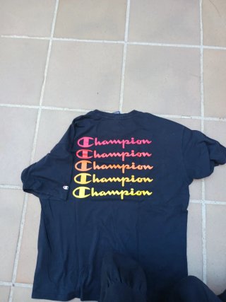 Camiseta Champion Negra Logo Rojo