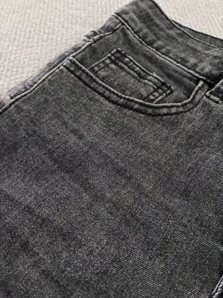 Pantalón corto gris ajustado