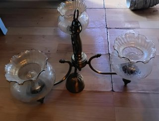Lámpara de techo colgante dorada y cristal