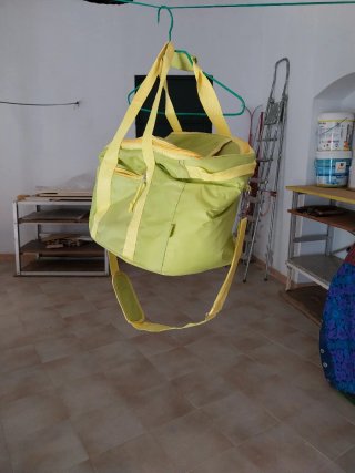 Nevera de picnic verde y amarilla