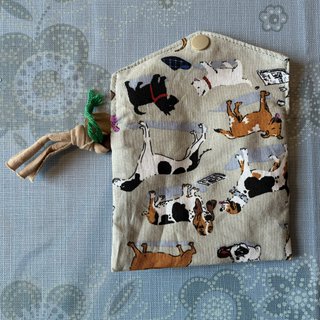 Monedero con botón estampado perritos