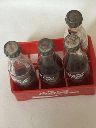 Caja Coca-Cola con 4 botellas antiguas