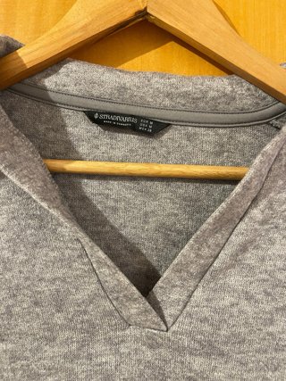 Jersey gris cuello pico manga larga