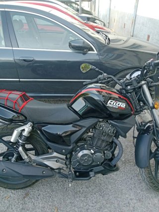 Moto 125cc Negra Estilo Naked