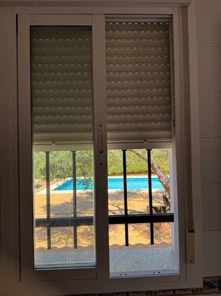 Ventana aluminio con reja y persiana