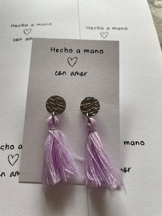 Pendientes de borla morados y plateados