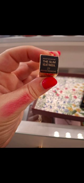 Pintalabios YSL The Slim Velvet Radical Rojo
