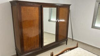 Armario de madera con espejo