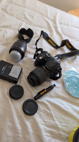 Cámara Nikon con accesorios