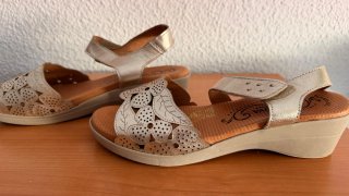 Sandalias doradas con flores