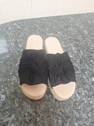 Sandalias negras con nudo