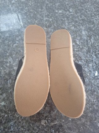 Sandalias negras con nudo