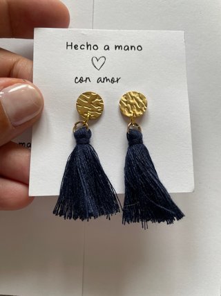 Pendientes dorados con borlas azul marino
