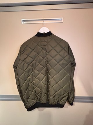 Cazadora bomber kaki acolchada Pull&Bear Talla M