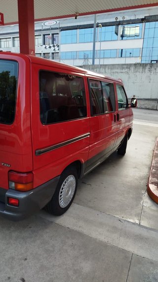 Furgoneta Volkswagen roja