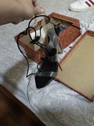 Tacones altos negros con tiras