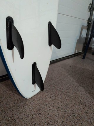 Tabla de surf azul con rayas