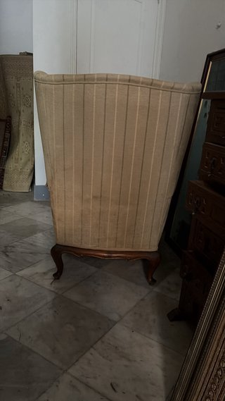 Dos sillones orejeros de tela y madera