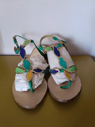 Sandalias verdes y multicolor