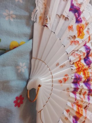 Abanico de tela con flores