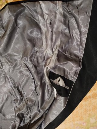 Traje de hombre negro.