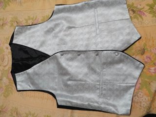 Traje de hombre negro.