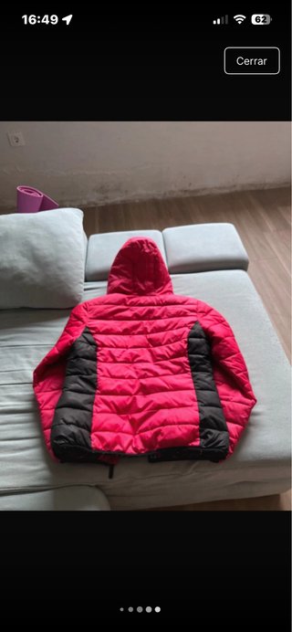 Chaqueta acolchada roja y negra