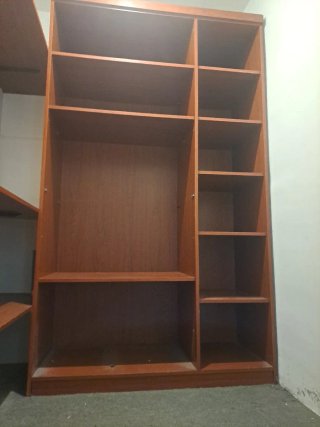 Armario de madera marrón