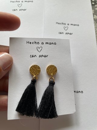 Pendientes dorados con borlas negras
