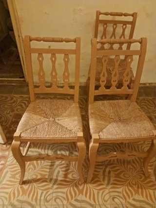 Juego de 4 sillas antiguas de madera y yute