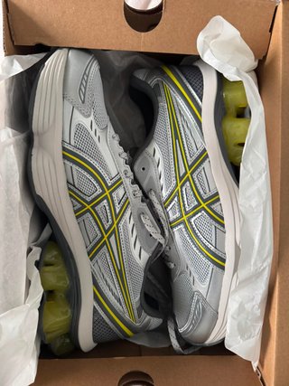 Zapatilla Asics Plata y Amarillo
