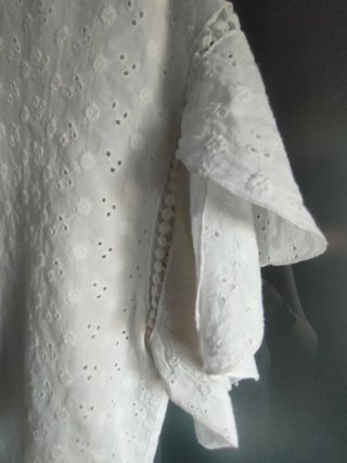 Blusa blanca CLP Basic con volantes