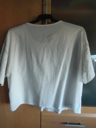 Blusa blanca CLP Basic con volantes