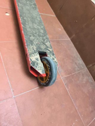 Patinete naranja y negro para rustir
