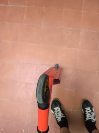Patinete naranja y negro para rustir