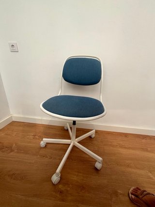 Silla de estudio azul y blanca