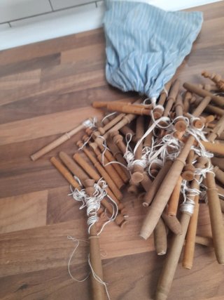 Bolillos de encaje antiguos de madera