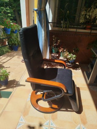 Sillón de oficina negro con reposapiés